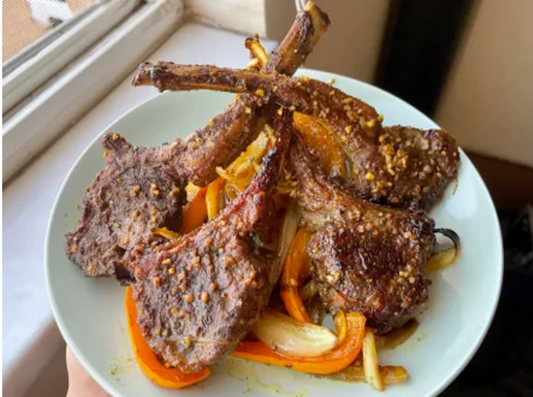 香料烤羊架配甜椒洋蔥